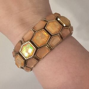 584 Chunky Gold Studded Iridescent Peach Geometric Shape Stones Stretch Bracelet